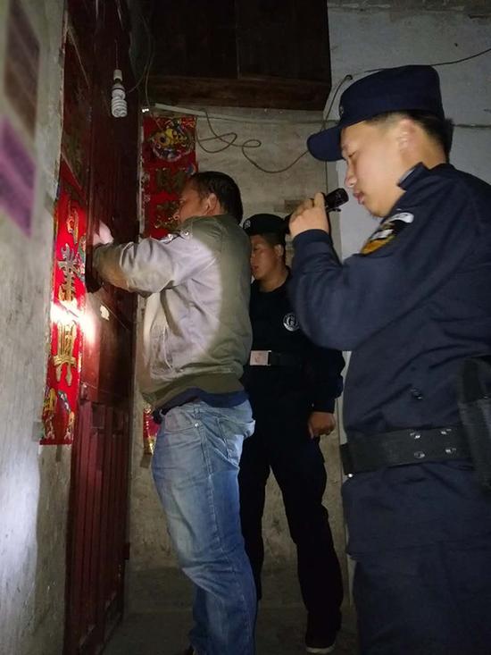 兰州粗心妈妈误将幼女锁家中 民警全城寻开锁师傅开门